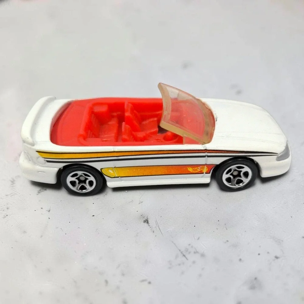 VTG Hot Wheels 1996 Mustang GT Convertible White Red Interior Diecast Toy Car